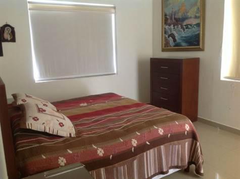 ein Schlafzimmer mit einem Bett, einem Fenster und einer Kommode in der Unterkunft GAVIAS GRANd in La Florida