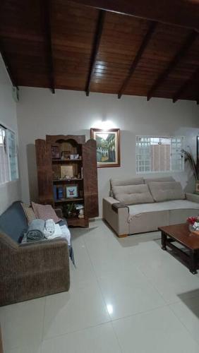 Uma área de estar em Casa Conforto Piri