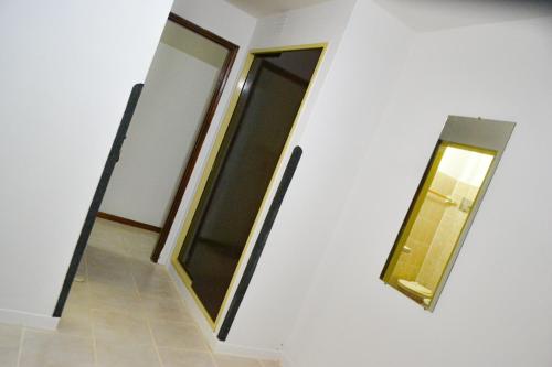 un pasillo con dos espejos en el lateral de un edificio en Hostal Buen Confort, en Paso de los Libres