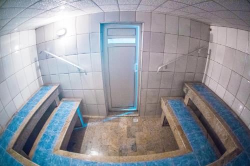 a bathroom with a tub with a shower in it at Hotel Metrópole in São Lourenço