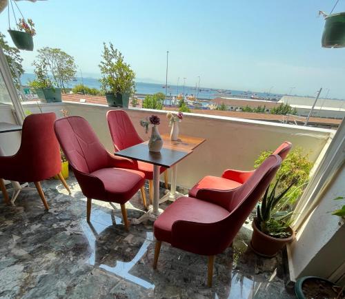 een tafel en stoelen op een balkon met uitzicht op de oceaan bij La Vien Hotel Old City in Istanbul