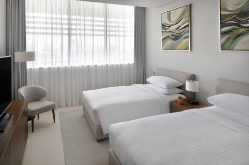 Кровать или кровати в номере Riyadh Diplomatic Quarter - Marriott Executive Apartments