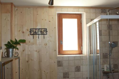 La salle de bains est pourvue d'une fenêtre et d'une douche. dans l'établissement Ecogîte Les jours heureux Chalo, à Châlo-Saint-Mars