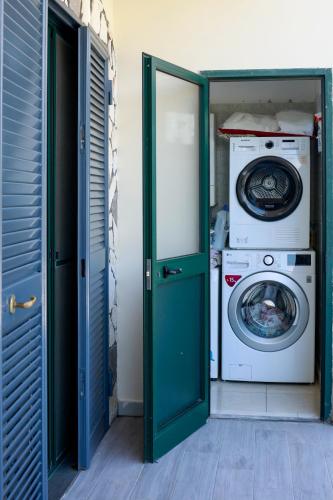 a washing machine and a washer in a room at Villa Aurelia Pompei in Pompei