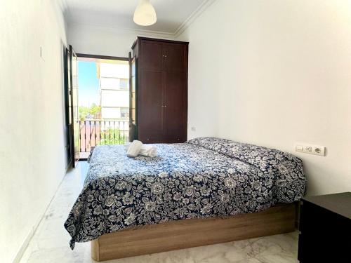 Ένα ή περισσότερα κρεβάτια σε δωμάτιο στο Apartamento con Balcón Castilla Triana