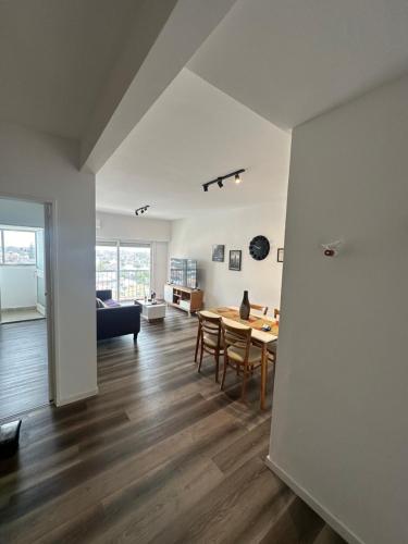 Una sala de estar con una mesa y un comedor. en Vicente Lopez 2 ambientes 4 personas, en Florida