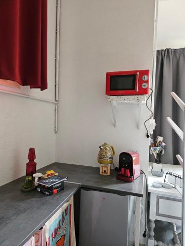 - une cuisine avec un comptoir et un four micro-ondes mural dans l'établissement Chambre dans mas Centre-ville, à Perpignan