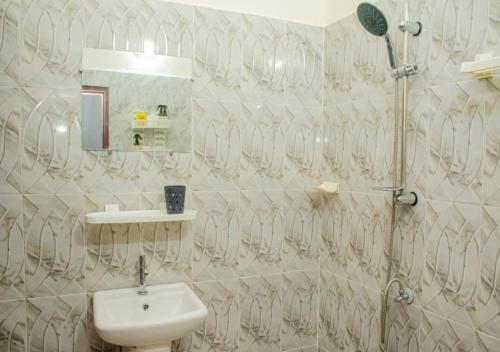 Et badeværelse på KARAMEL, Abidjan Riviera Golf