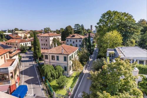 una vista aerea di una strada cittadina con case di Tofane sky loft a Treviso