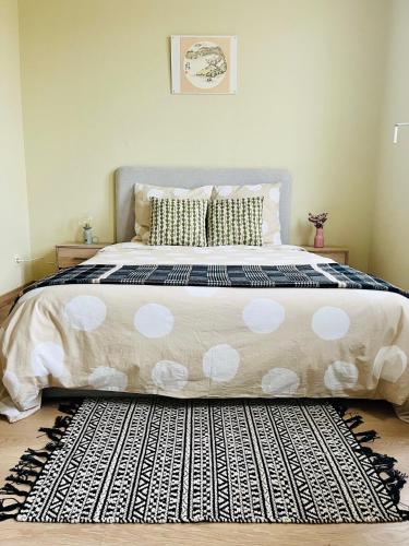 - une chambre avec un grand lit et un tapis noir et blanc dans l'établissement Peaceful room in a modern house, à Bordeaux