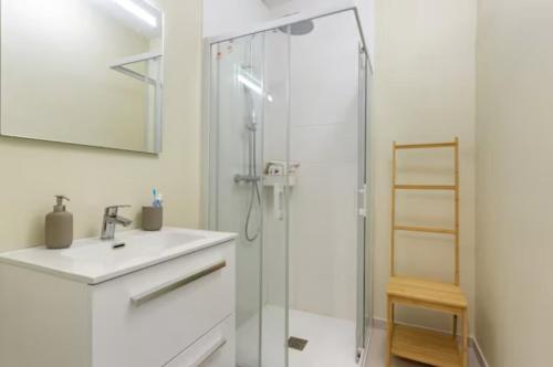 une salle de bain blanche avec un lavabo et une douche dans l'établissement Peaceful room in a modern house, à Bordeaux