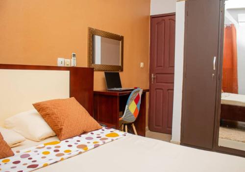 En eller flere senge i et værelse på KARAMEL, Abidjan Riviera Golf