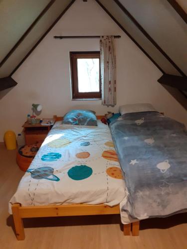 a bedroom with a large bed in a attic at la maison de westende in Middelkerke