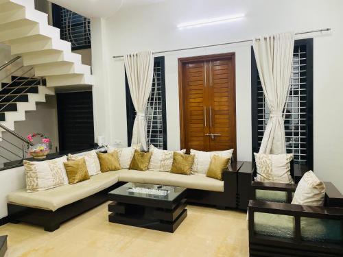 Posezení v ubytování Private & Elegant 3BHK villa, Hillside Hideaway, 10 mins from MH Bus Stand