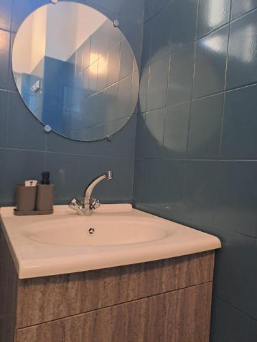 une salle de bain avec un lavabo et un miroir dans l'établissement Appartement Coeur de Troyes, à Troyes