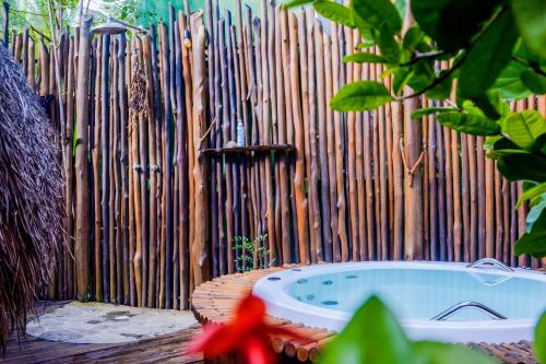 Taman di luar Ecolodge Spa Beira Mar Ococoloco
