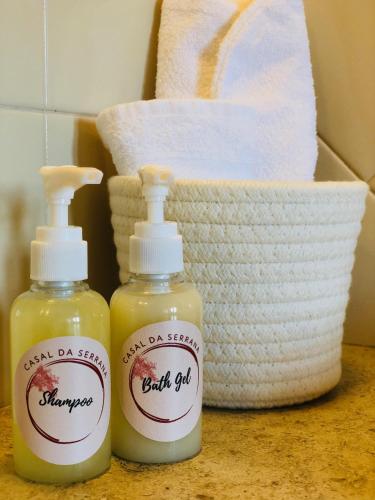 two bottles of soap and a basket of towels at Casal da Serrana in Óbidos