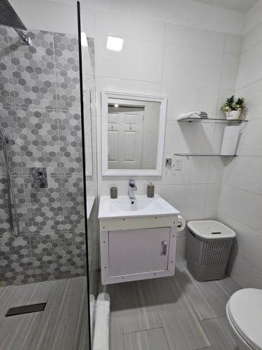 Koupelna v ubytování Gated Riverside Studio Apartment