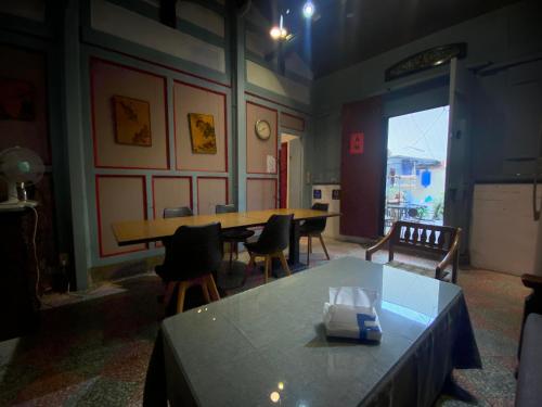 a room with a table and chairs and a table at 彼岸古厝民宿-包棟優先--Biiann B&B in Jinning