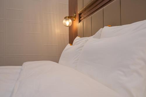 two white beds sitting next to each other in a bedroom at Brown Dot Hotel Sangju in Sangju