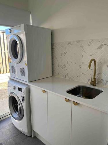 Una cocina o cocineta en Modern family friendly Ipswich home