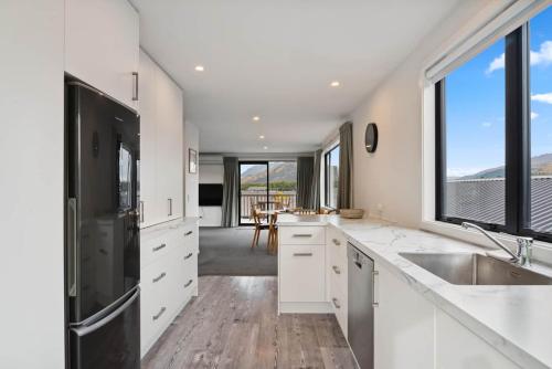 Kuchyň nebo kuchyňský kout v ubytování Modern Apartment With Coronet & Remarkables Views