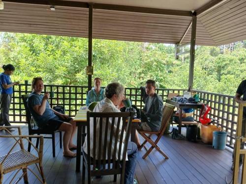 ムルにあるMulu Tribal Homestayの甲板に座る人々