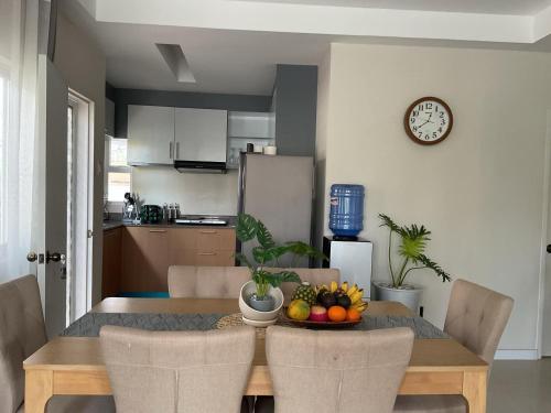 un tavolo da pranzo con una ciotola di frutta sopra di Davao Rental- Villa Conchita Residential 3Bedroom 2 Bathroom, Gazebo with Jacuzi a Davao