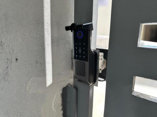 a close up of a door with a remote control at Residencial Aeroconforto - Próximo ao Aeroporto e Fábricas no Tarumã in Manaus