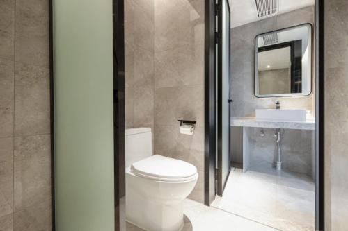 a bathroom with a toilet and a sink at 宜尚酒店长沙高铁南站吾悦广场店 in Changsha