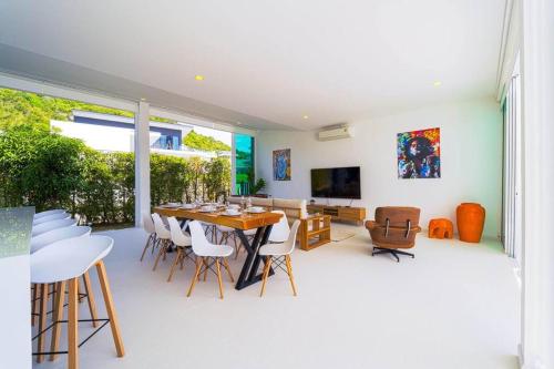 Μια τηλεόραση ή/και κέντρο ψυχαγωγίας στο Modern 4 Bed Private Pool Villa - KH-B6