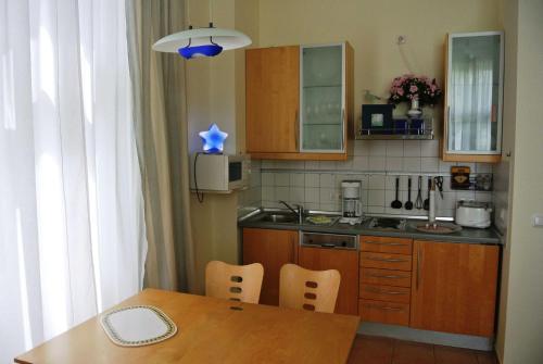 eine Küche mit einem Tisch mit einem blauen Stern darauf in der Unterkunft Haus am Park Whg 02 in Kühlungsborn