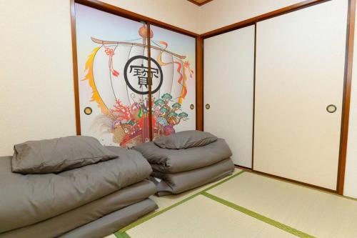 a room with two bean bags on the floor at 2階 小岩駅徒歩15分 収容4人 成田羽田からバス直通 in Tokyo