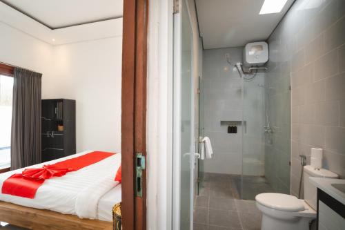 ケロボカンにあるTaman Bali Villasのバスルーム(ベッド1台、シャワー、トイレ付)