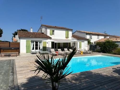 une villa avec piscine devant une maison dans l'établissement Le pin maritime, à Ars-en-Ré