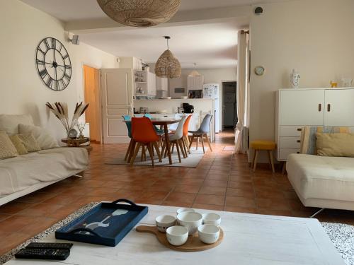 un salon avec un canapé et une table dans l'établissement Le pin maritime, à Ars-en-Ré