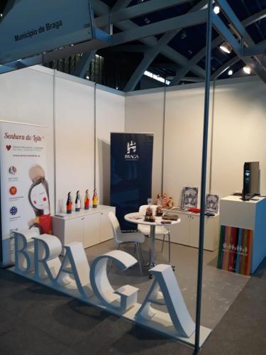 a exhibit with a table and a sign in a room at Quarto familiar com cama de casal apenas para casais e raparigas Não há homens solteiro Family room with double bed for couples and girls only No individual men allows with private washroom but in hall way in Braga