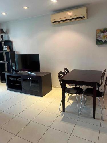 TV a/nebo společenská místnost v ubytování Seaview Condominium B15