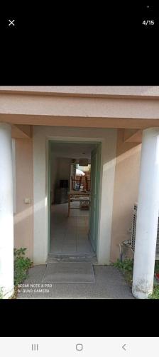 - une vue sur un bâtiment avec une porte ouverte dans l'établissement Magnifique maison, à Cabriès