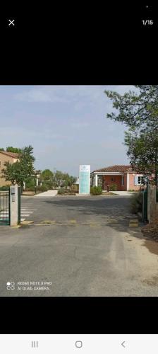 une rue vide avec un bâtiment en arrière-plan dans l'établissement Magnifique maison, à Cabriès