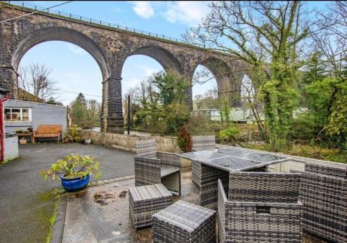 een oude stenen brug met een picknicktafel en stoelen bij Labernum Cottage, Ingleton, Yorkshire Dales National Park, Famous Three Peaks, Near The Lake District, Pets Are Welcome in Ingleton 