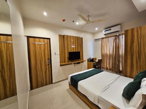 Postel nebo postele na pokoji v ubytování Hotel BKC Garden - Near US Embassy Bkc Mumbai