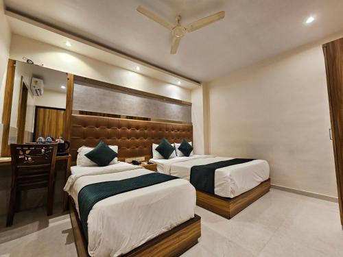 Postel nebo postele na pokoji v ubytování Hotel BKC Garden - Near US Embassy Bkc Mumbai