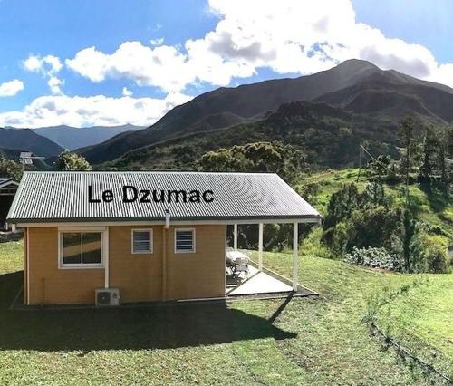 a house with a sign that reads le darrance at Gite Le Panoramique in Dumbéa