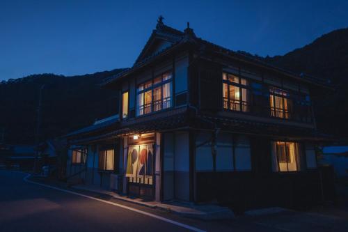 a building at night with its lights on at 旅館依山盡イサンジン in Maniwa