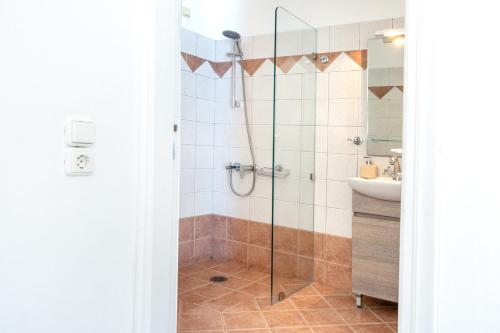 Ένα μπάνιο στο Sunrock Suites - Villa Begonia