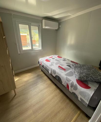 a bedroom with a bed and a window at Gite Le Panoramique in Dumbéa