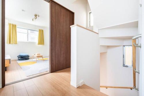 a hallway with a sliding door leading to a living room at 羽田5丁目 in Tokyo