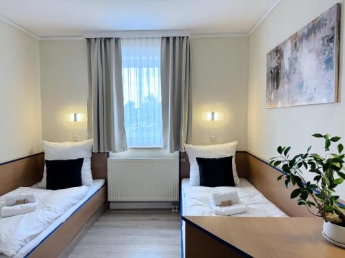 Postel nebo postele na pokoji v ubytování REGIOHOTEL Salzland Schönebeck