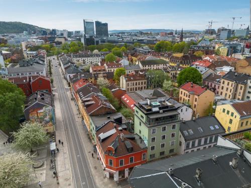 Pemandangan umum bagi Oslo atau pemandangan bandar yang diambil dari apartmen